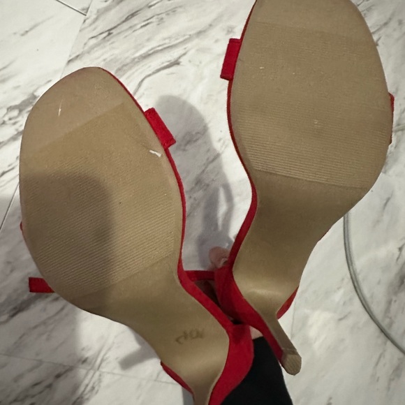 RED HEELS - Picture 3 of 3